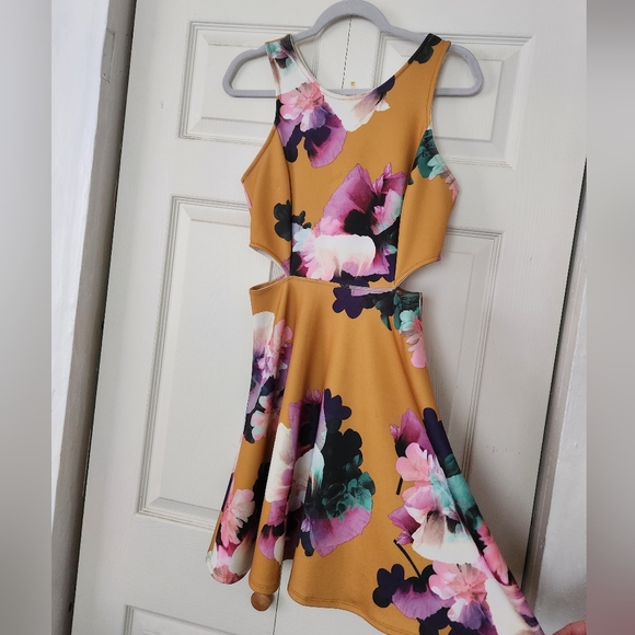 Soprano Dress - Picture 3 of 9